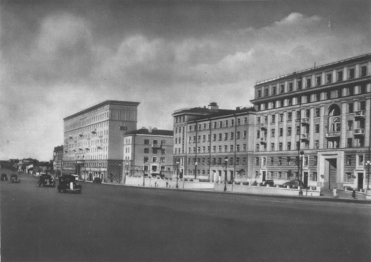 Динозавры уже свалили на другую планету, заставили выживать человечество.