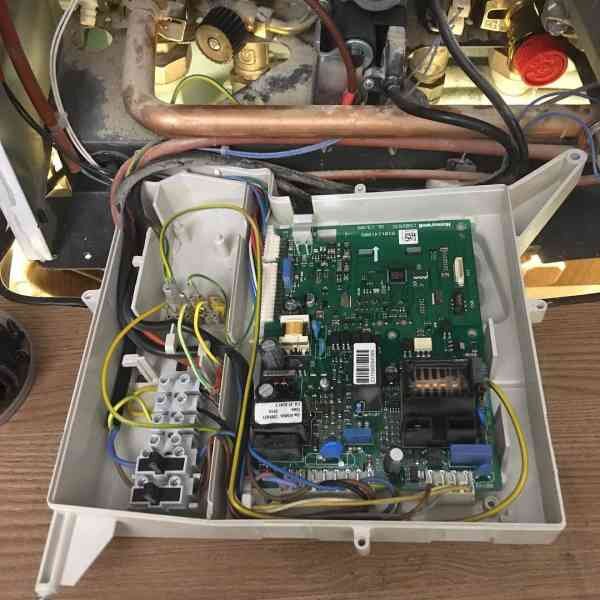 Плата управления котлом бакси в нижней части котла