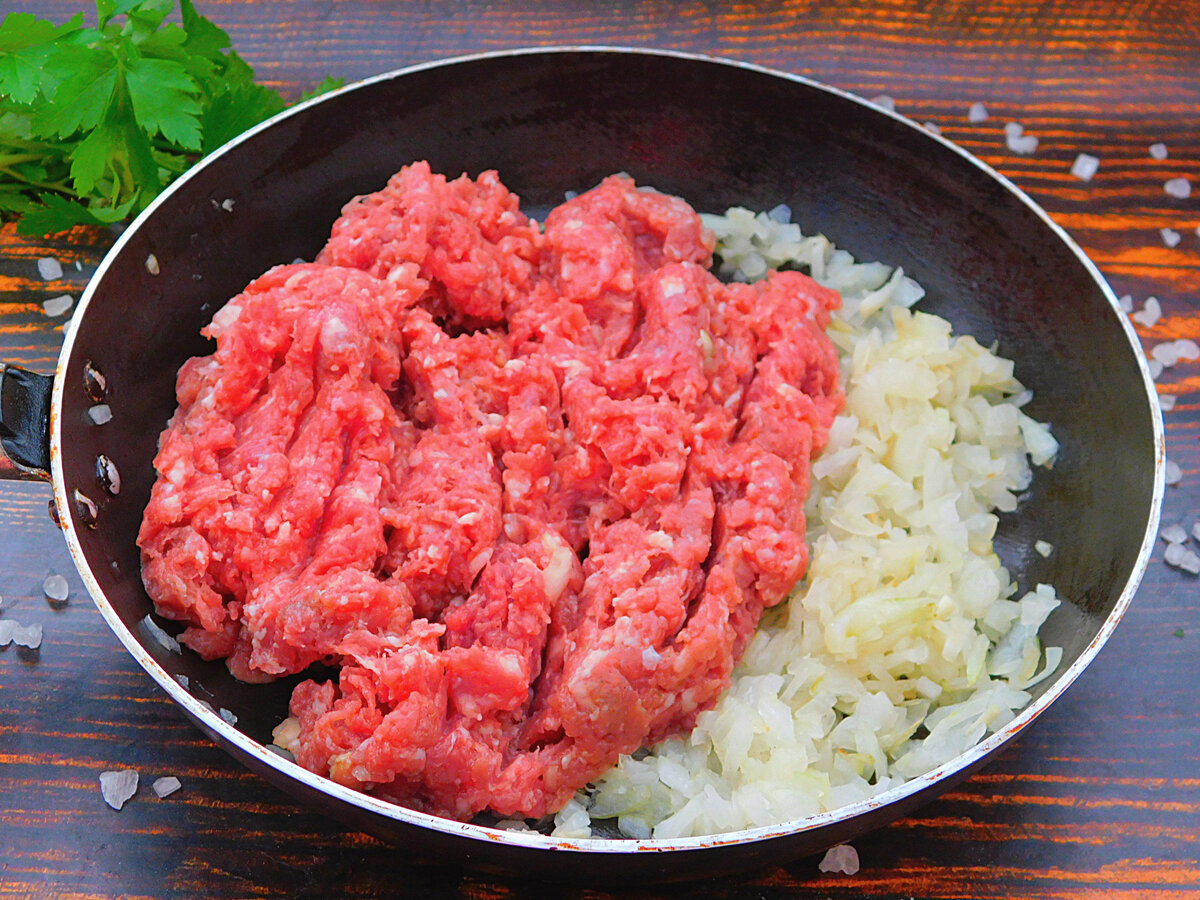 Сочный фарш для пельменей. Фарш из мяса с луком. Луковый фарш. Фарш с луком. Луковый фарш.
