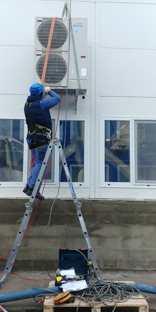 Монтаж большого сплита.