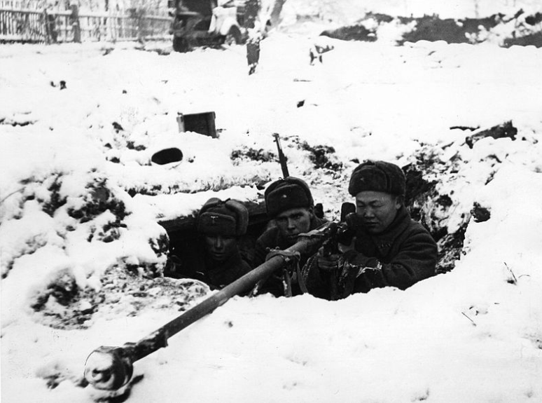 Советские солдаты с противотанковым ружьем ПТРД-41 обороняют Москву, 1942 г.  (Википедия)