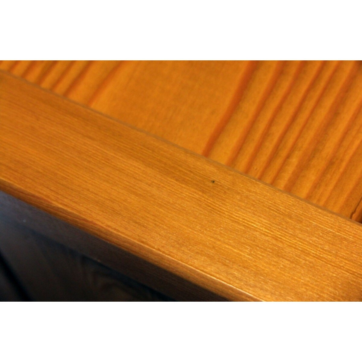 След от микрошпильки на сосновом уголке