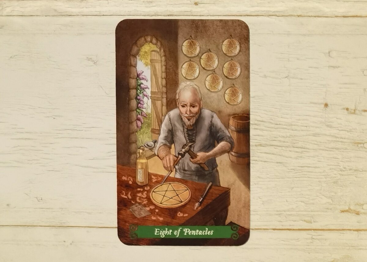 Аркан "8 Пентаклей". "Таро зеленой Ведьмы".