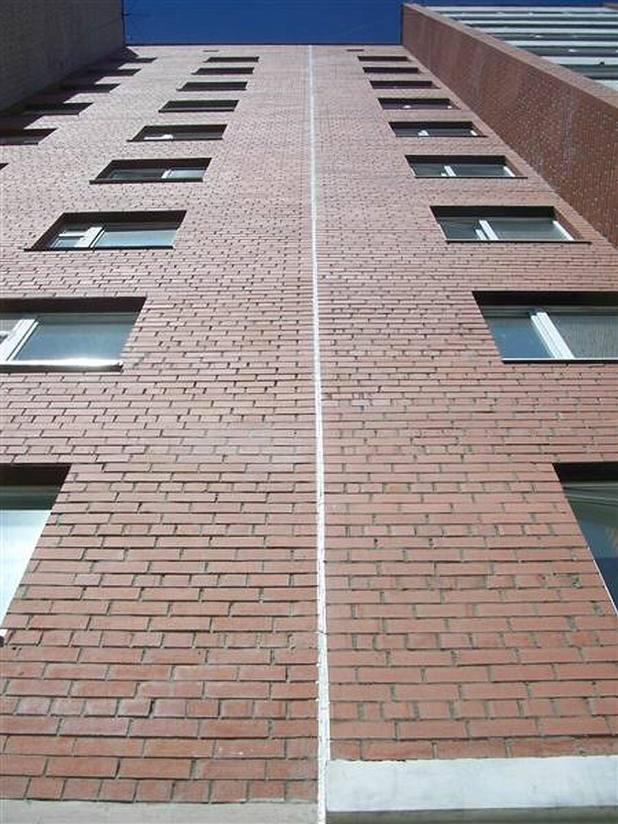 температурно- осадочный шов (температурка) в новостройке.