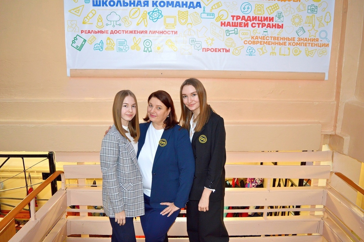 Карина Пермякова на фото слева