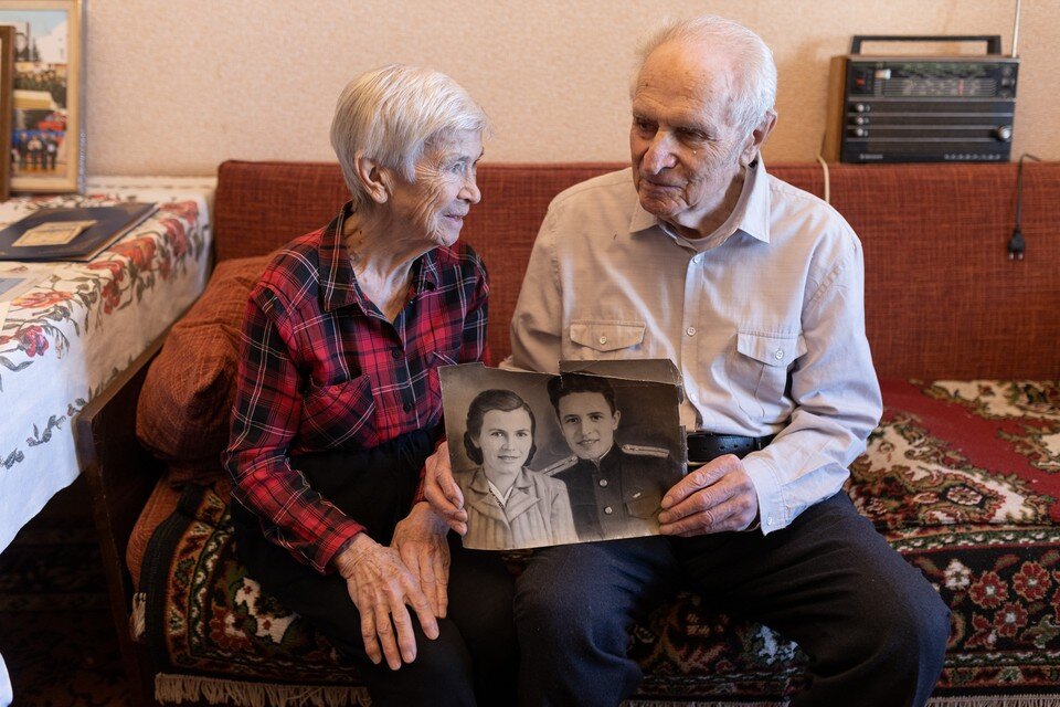     Фотографии в руках Абрама и Любови 72 года. Валерий ЗВОНАРЕВ