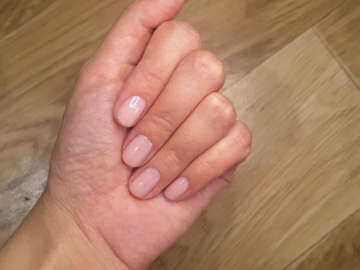 Укрепитель от DIVAGE в два слоя. В один выглядит как слегка подкрашеный розовым прозрачный лак.