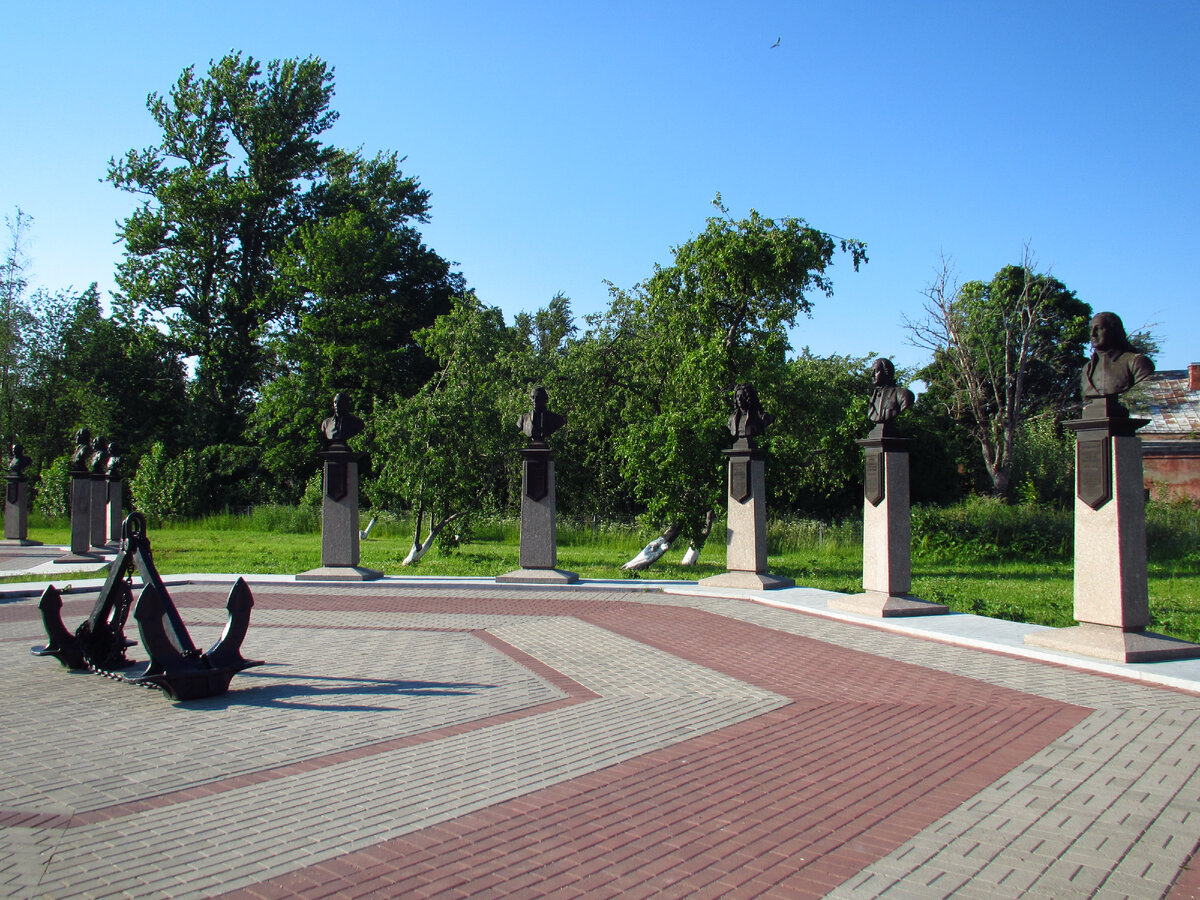 Аллея Адмиралов в парке "Патриот"