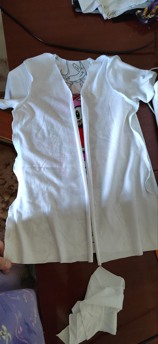 Вот оно, практически сшито. Выкройка совсем простая, только чуть подкорректировала спинку