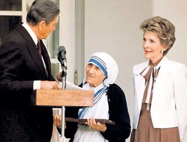 Экс-президент США Рональд РЕЙГАН с супругой Нэнси вручают благотворительнице «Медаль свободы» (1985 г.). Фото Национального архива США
