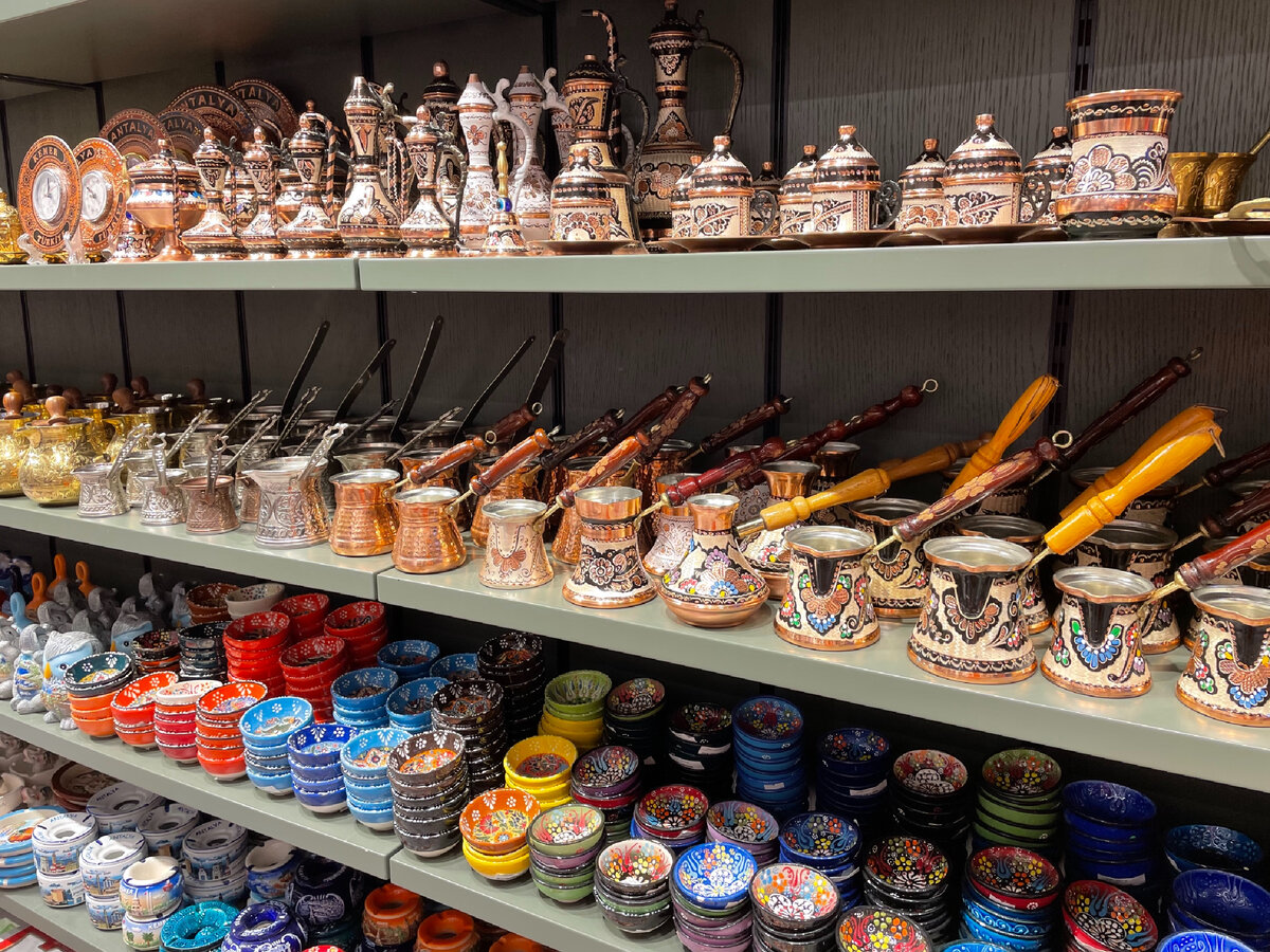 Сувениры из стамбула. Сувениры из турции. Сколько можно привезти из турции. Сувенирная лавка в стамбуле. Турецкие сувениры из керамики.