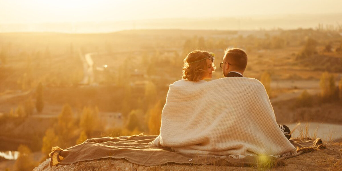 нежность и забота. счастливая женщина. фотосессия пары у ват. объятия фото. нежные моменты.