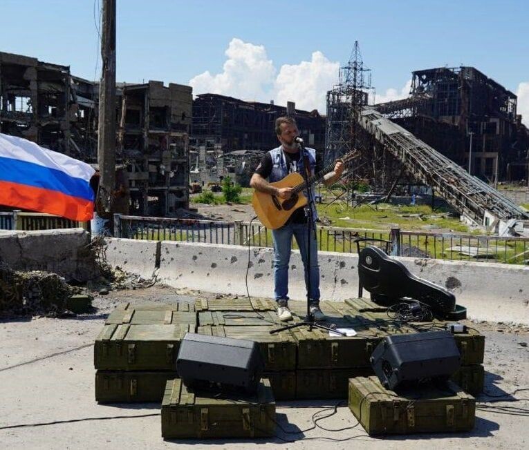 Михаил Семёнов поёт для военных России и ДНР