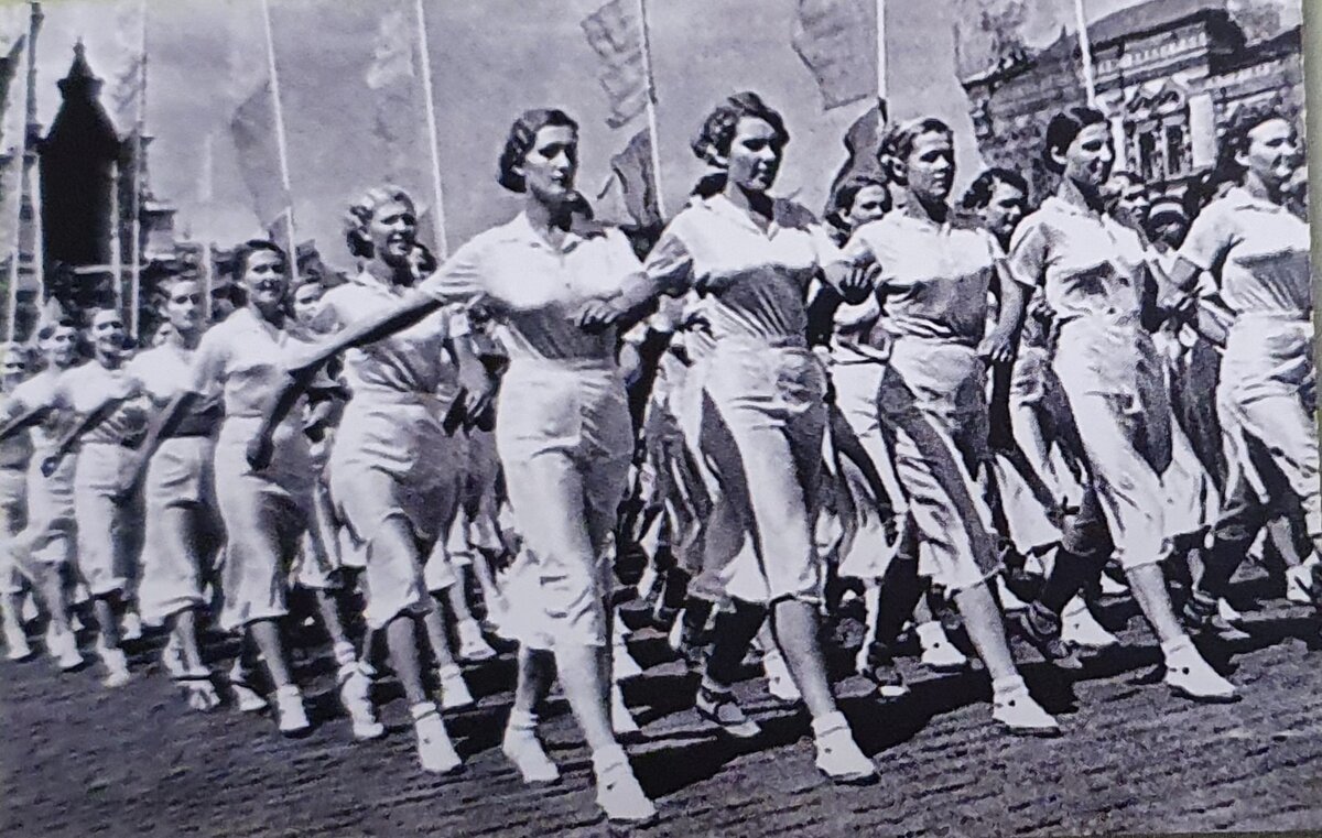 30 е июня. Физкультурницы бриджи 30-е. ХХ. 30-Е годы Чехия мода. Как одевались женщины в военные годы Россия.
