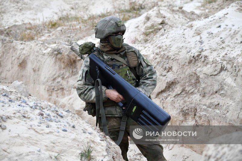 На заглавном фото: Боец Росгвардии с электромагнитным ружьем «Ступор» рядом с территорией Запорожской АЭС в Энергодаре. Электромагнитный комплекс «Ступор» способен подавлять канал связи беспилотника на дистанции прямой видимости до 2-х километров. Общая длина системы — 1,16 м, масса в рабочем положении — 5,5 кг, работает на одной подзарядке до четырёх часов. Фото РИА Новости 