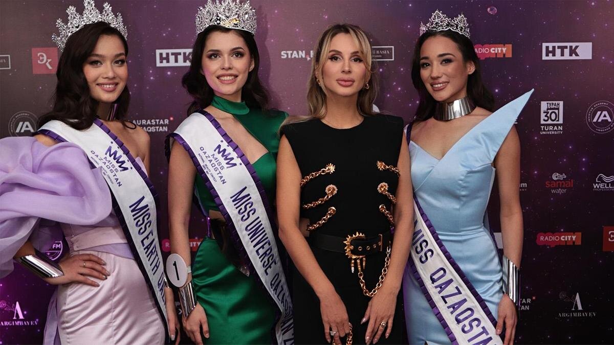    Светлана Лобода с финалистками конкурса:пресс-служба Светланы Лободы