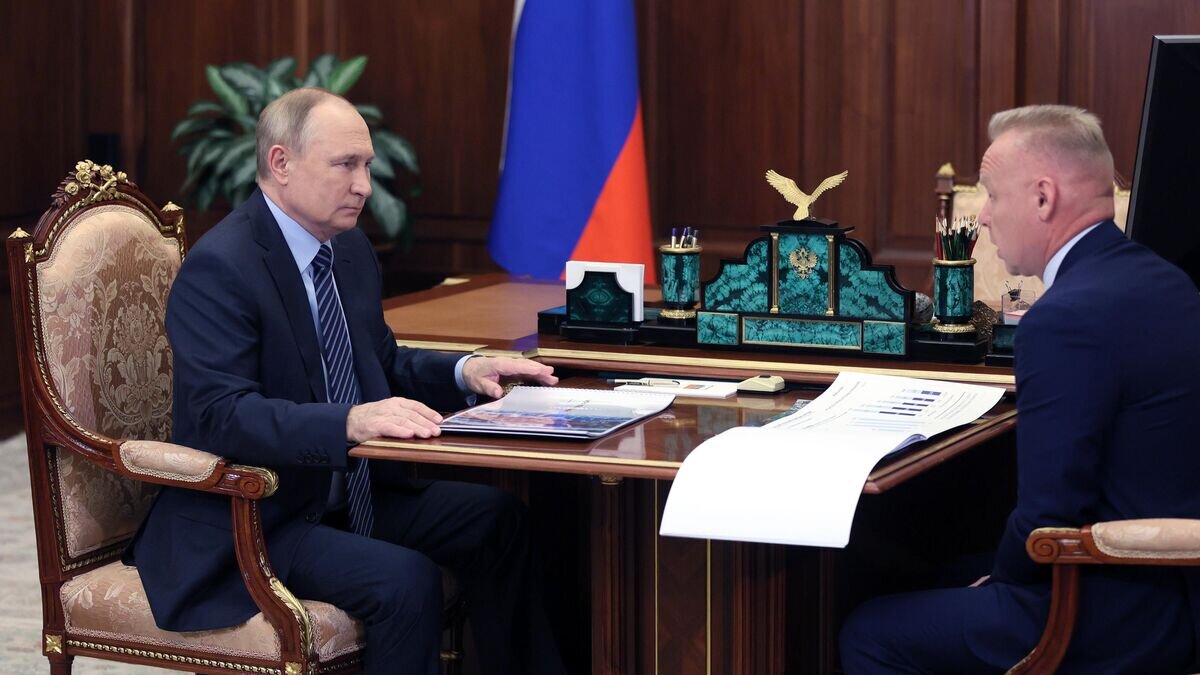    Президент РФ Владимир Путин и председатель совета директоров компании "Уралхим" Дмитрий Мазепин во время встречи© РИА Новости / POOL
