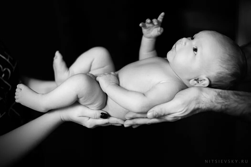 Малыши голопопики. Интимная фотосессия ребенок на заднем фоне