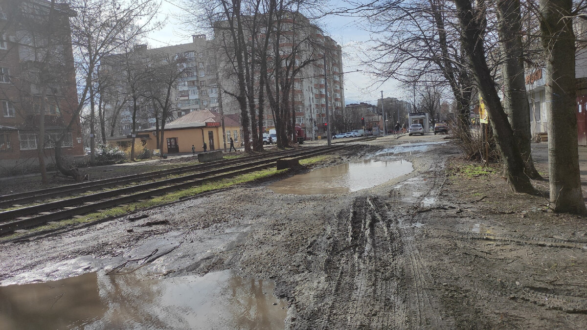 Так выглядит отрезок улицы Стасова, упирающийся в улицу Бургасскую