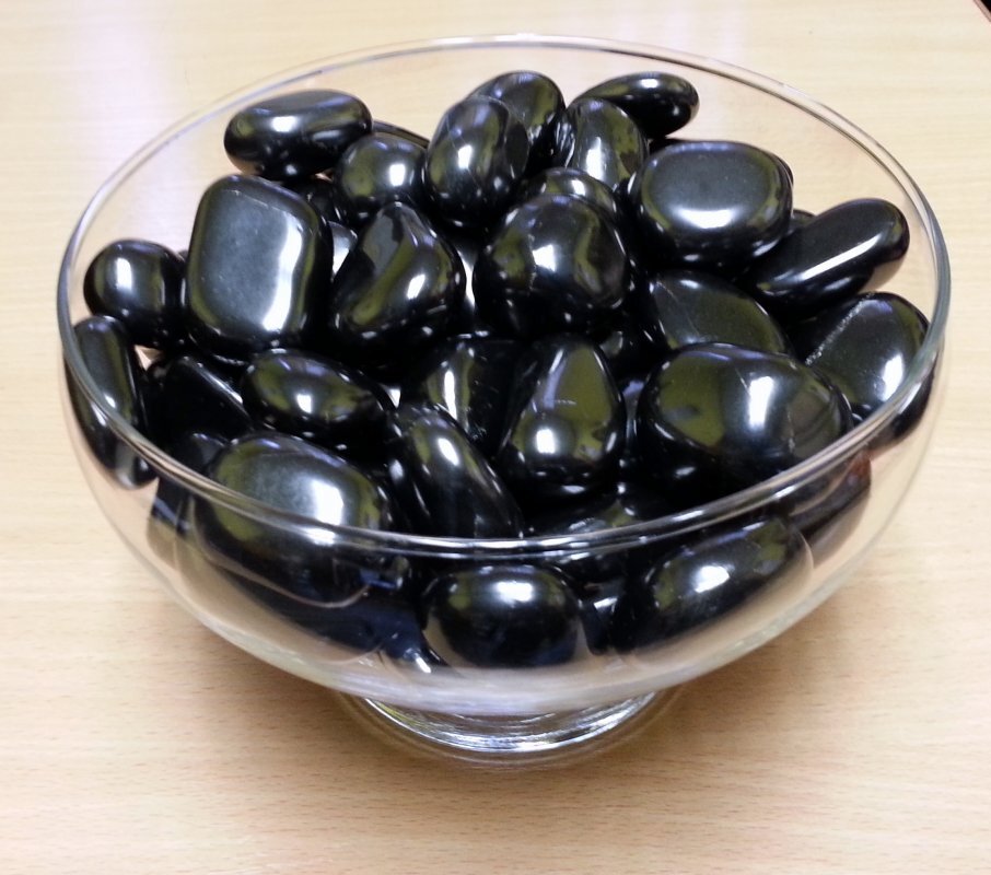 На фото: Галька шунгита