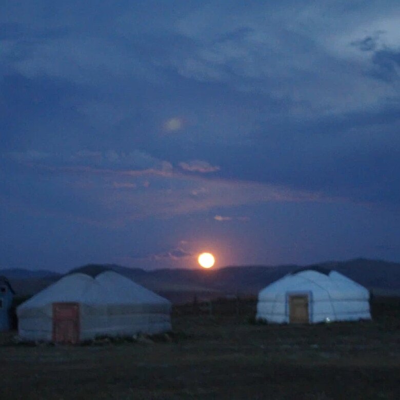 "Голубое суперлуние" над кемпингом.