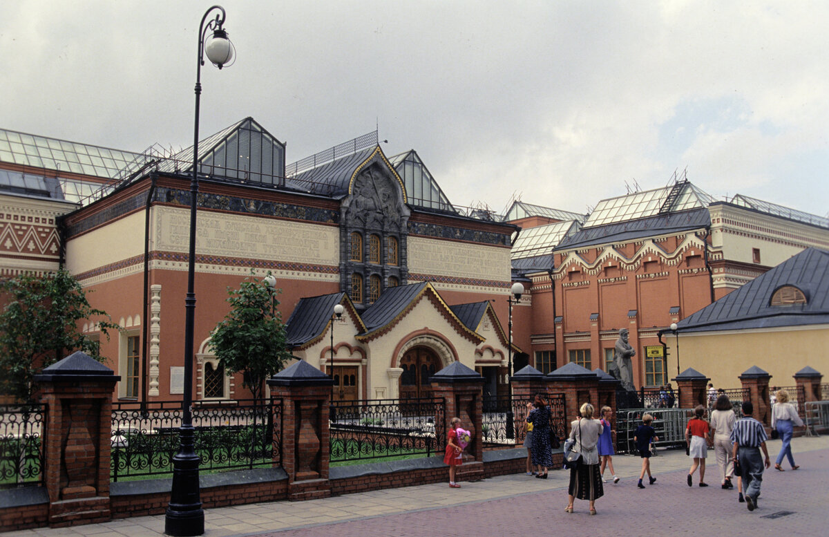 Экспозицию основного корпуса в Лаврушинском переулке официально открыли для публики  после того, как в 1892-м меценат Павел Третьяков передал его в собственность города