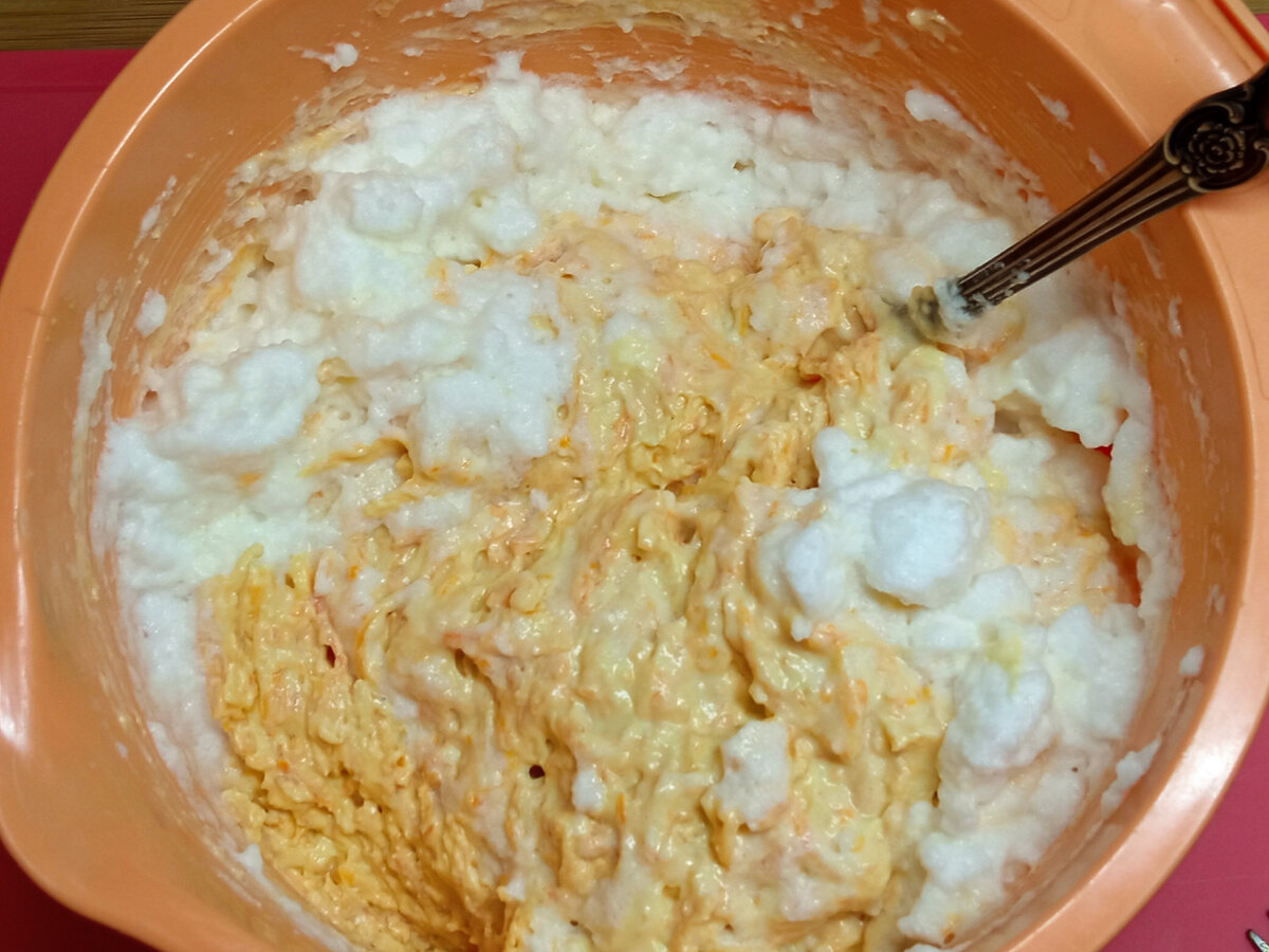 какой творог нужен для запеканки. коричневый творог рецепт. какие фрукты добавляют в манку. сколько надо таблеток подсластителя на полкило творога для запеканки. ингредиенты для запеканки из творога.