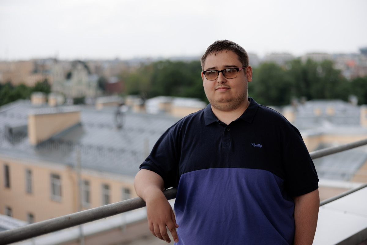 Артём Плаксин на террасе офиса VK в Петербурге на улице Херсонская