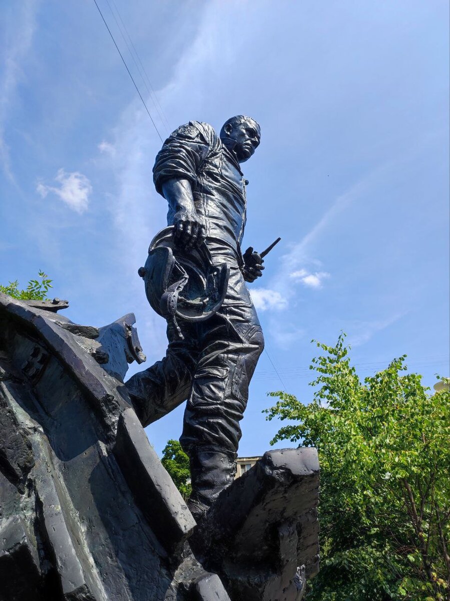 Памятник главе МЧС Евгению Зиничеву в Москве. Источник — dzen.ru/pa_myatnik 