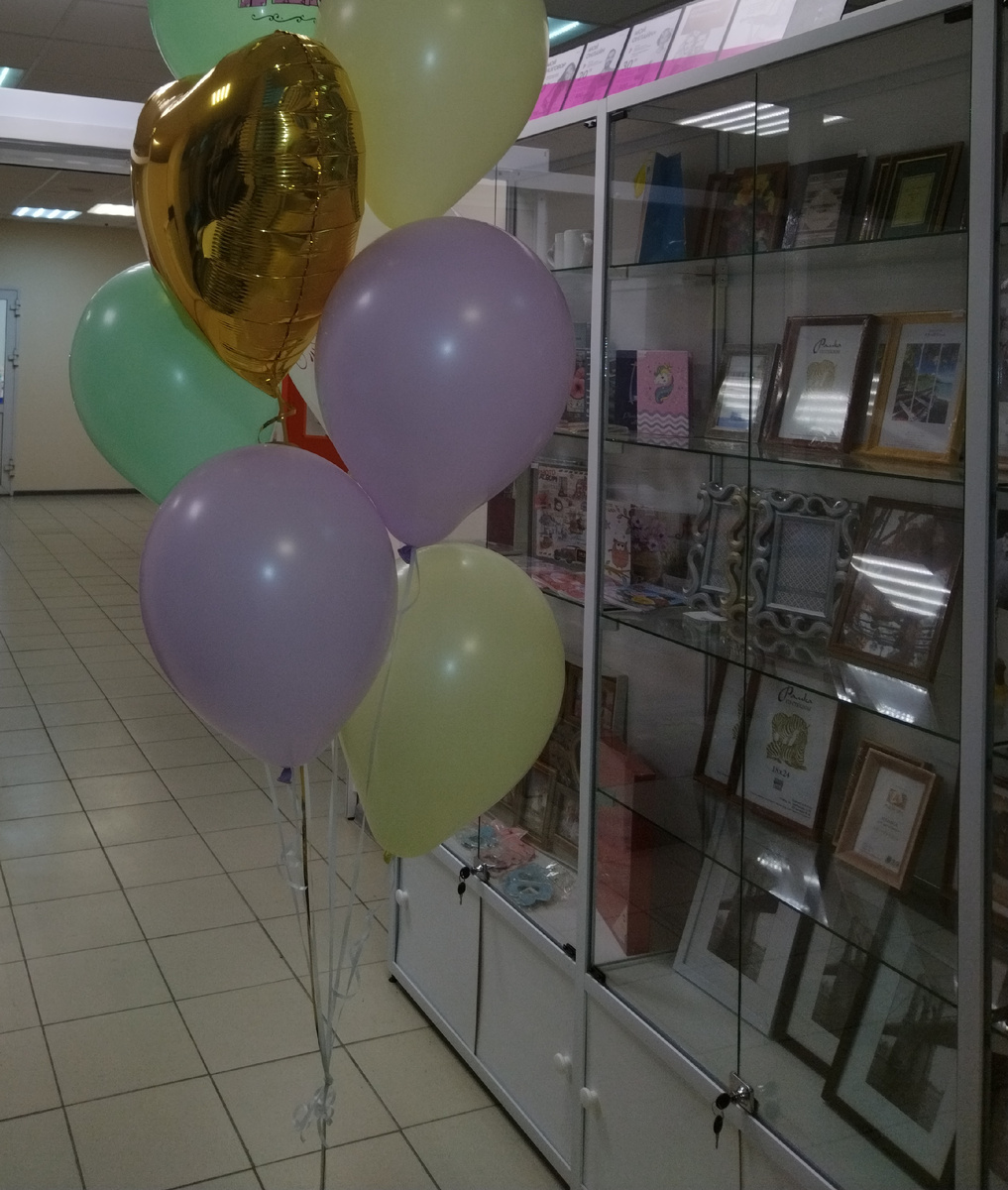 Справа стеллаж для фототоваров