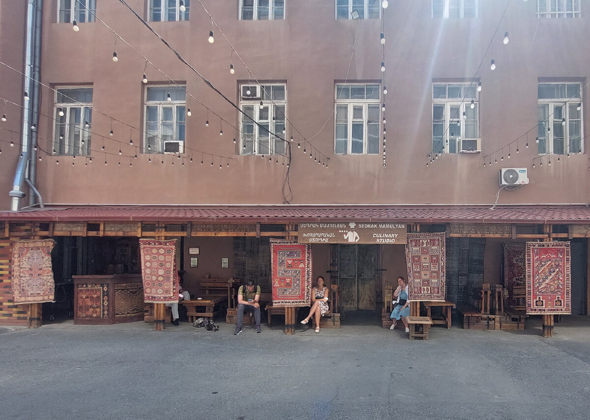 Наша маленькая группа в ожидании куратора мероприятия