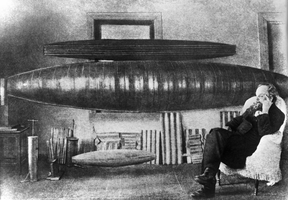 Циолковский с моделями оболочки дирижабля собственной конструкции, 1925 год.