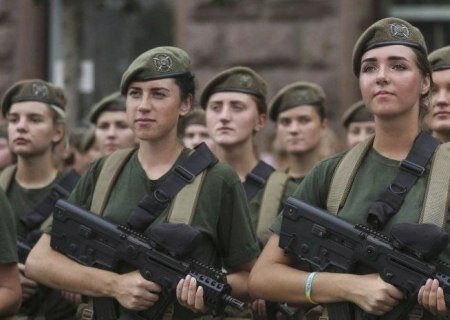    Азаров предупредил, чем грозит постановка украинок на воинский учёт