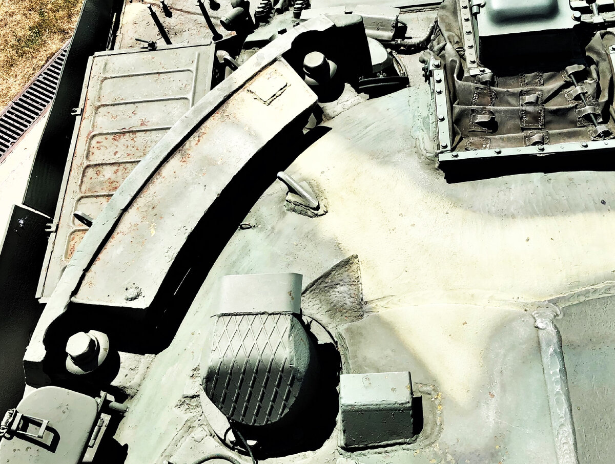 Левая "бровь" на башне. Наружняя бронедеталь выполняется литой и имеет увеличенную толщину из-за меньшего конструктивного угла. С тыльной стороны бронедетали приварен короб, в котором размещается наполнитель, по структуре аналогичный наполнителю в блоке на ВЛД. 