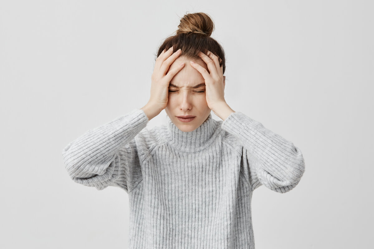 Девушка беспокоится. Изображение. <a href="https://ru.freepik.com/free-photo/exhausted-young-woman-touching-her-head-with-eyes-closed-female-exchange-worker-suffering-from-unbearable-headache-health-concept_8687727.htm#query=%D1%82%D1%80%D0%B5%D0%B2%D0%BE%D0%B6%D0%BD%D0%BE%D1%81%D1%82%D1%8C&position=0&from_view=search&track=sph">Изображение от cookie_studio</a> на Freepik