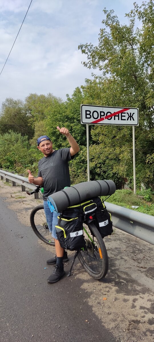 Моё путешествие друзья, началось с того что мы вместе с моим другом и подписчиком и блогером Дмитрием Нечаевым отправились в путешествие по Воронежской области я вместе с ним выехали из Белгорода на электричке в Воронеж. Из ж/д вокзала Воронежа мы отправились на велосипедах в наше путешествие выехав из города мы отправились покорять интересные места Воронежской области. 