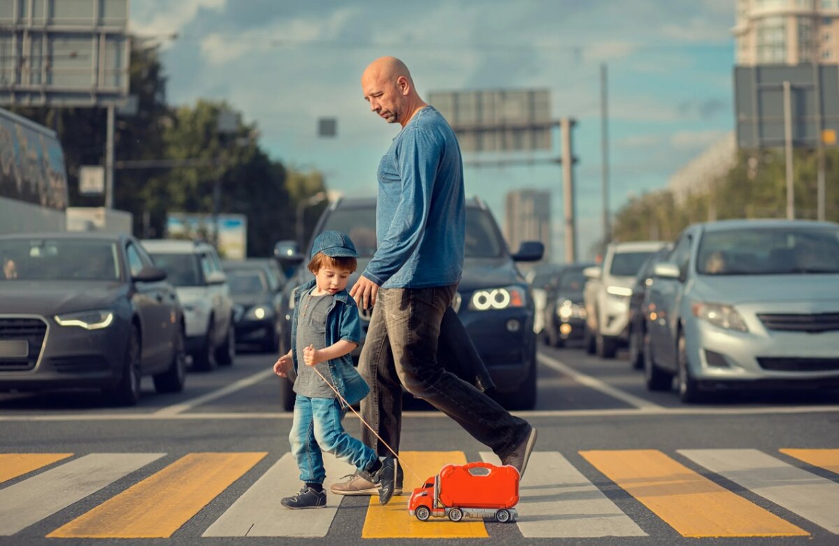 Cross the road. Пешеход. Люди на пешеходном переходе. Нарушение ПДД пешеходом. Пешеход нарушает.