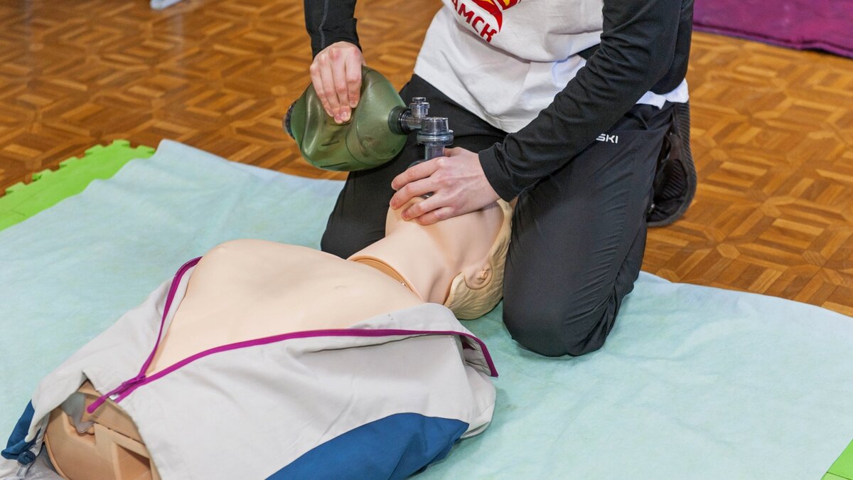     Минздрав Ростовской области поделился подробностями о том, как себя чувствует пожилой мужчина, пострадавший во время нападения подростка в школе в Красном Десанте.