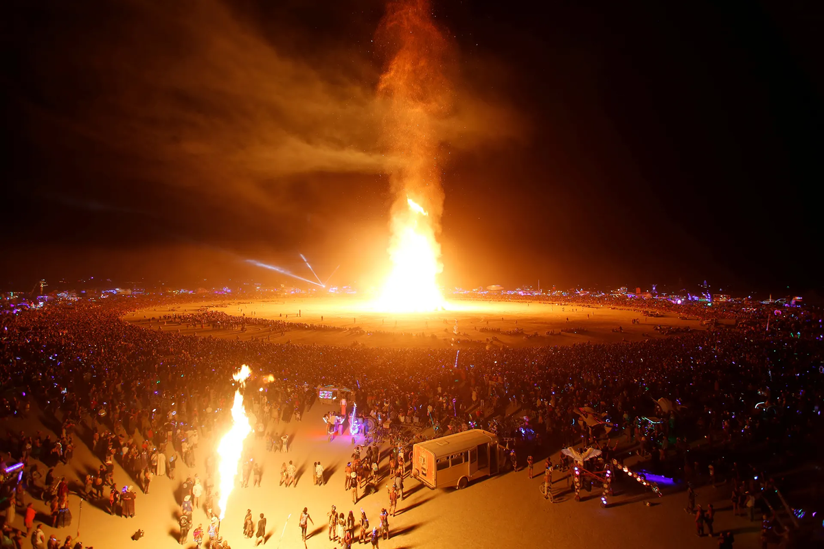 Фестиваль бернинг мэн. Burning man, Невада. Фестиваль в пустыне Невада Burning man. Burning man («горящий человек») – Блэк-рок, Невада. Фестиваль Burning man в США.