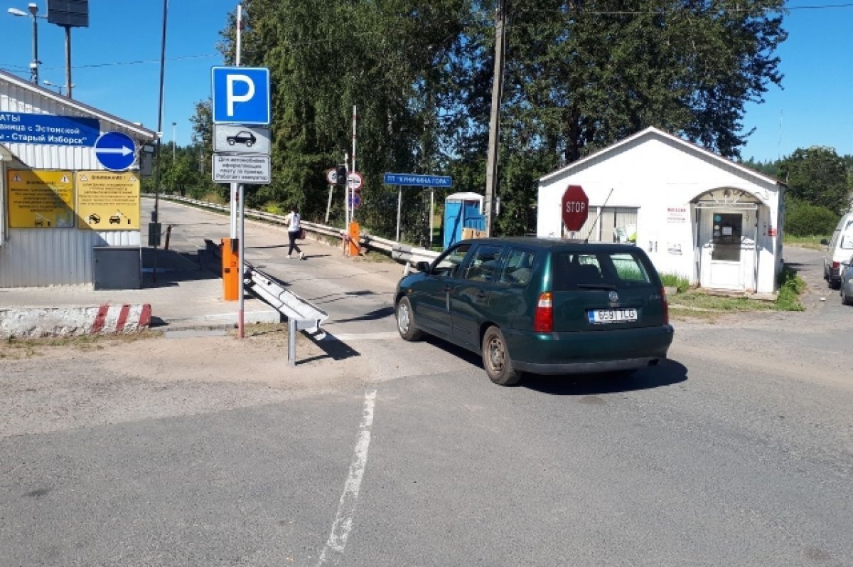    Потока машин на выезд из России на границе в Псковской области нет