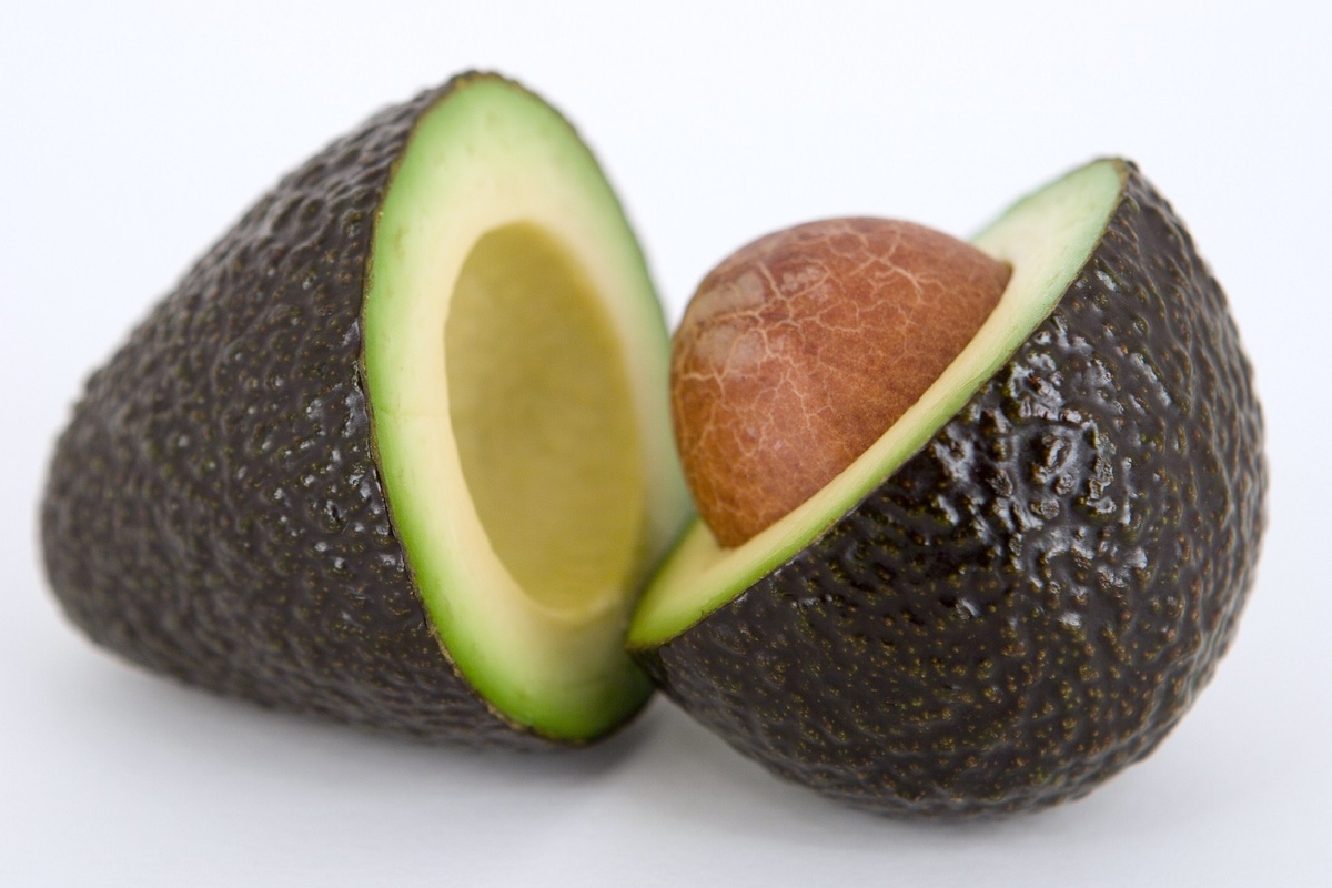 1. Авокадо Авокадо-уникальный фрукт. В то время как большинство фруктов с высоким содержанием углеводов, авокадо полон здоровыми жирами.