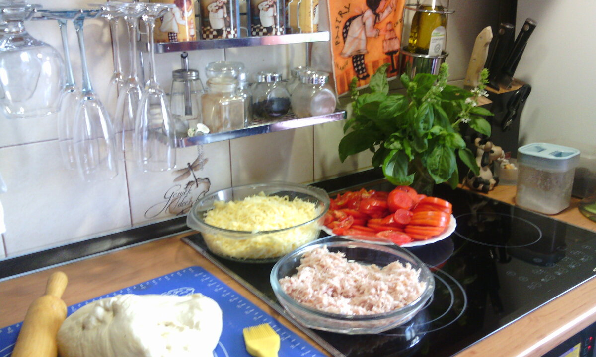 В дополнении  к помидорам  брала ветчину, но можно было и без нее - летние мясистые помидоры весь вкусовой акцент сместили на себя.