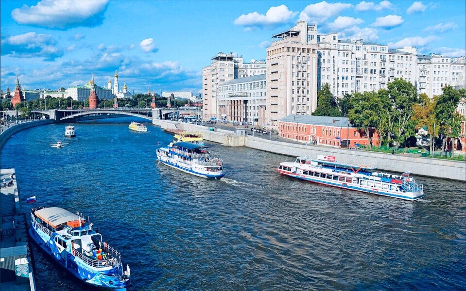 Речной трамвайчик по москве реке. Причал китай город устьинский мост. Ривер речные прогулки москва. Река москварика. Речная прогулка по москве river palace.
