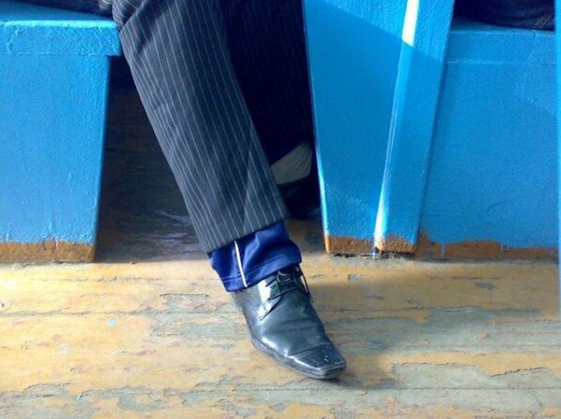 Пацана не скрыть за широкими штанами!