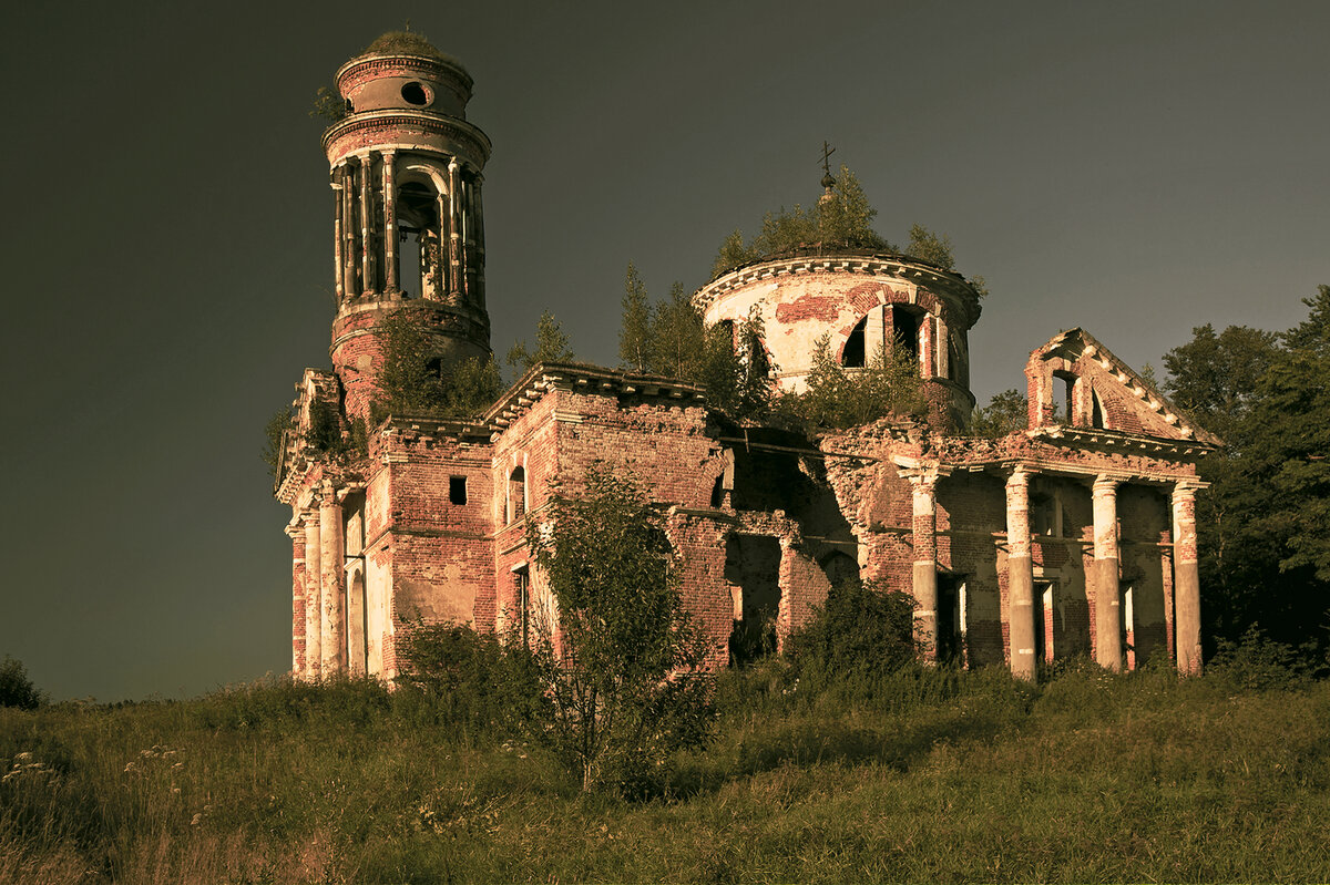 Руинированный храм в России