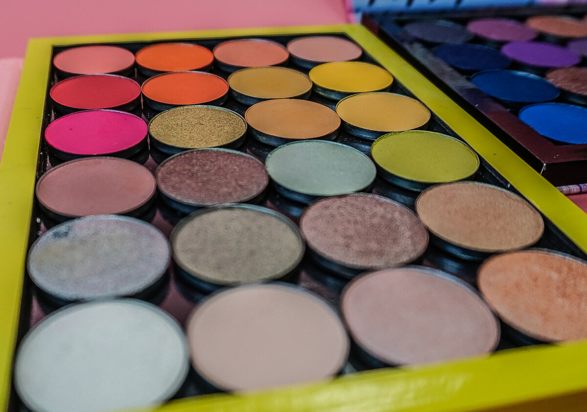 Все тени на фото фирмы  ColourPop, у моей группе ВК есть код на скидку в 20%  при первом заказе. Ссылка на группу в шапке канала. Для перехода на канал нужно нажать на мое имя в начале или конце статьи. 