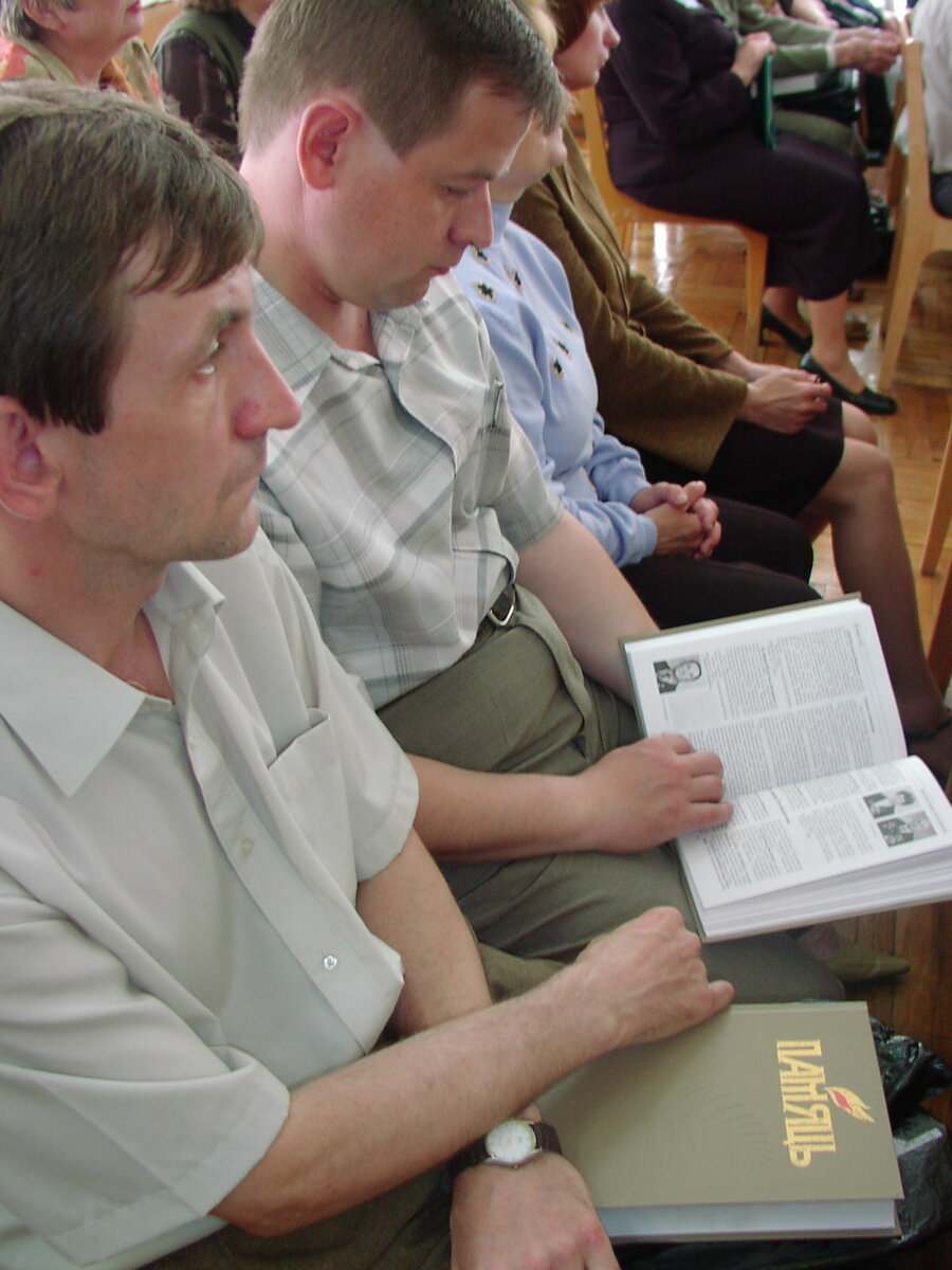 Прэзентацыя другой  кнігі "Памяць" у Цэнтральнай бібліятэцы Светлагорска. Удзельнікі складання кнігі Аляксандр Хоміч і Ігар Грабянчук. Фото Віктара Раманцова. 2004 год.