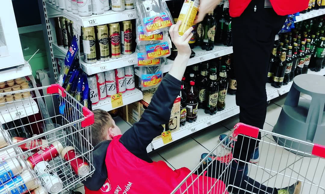 Владельцы x5 ритейл групп. День сотрудника пятерочки. День сотрудника пятерочки. Поздравляю пятерочку. Промоутер пятерочка.