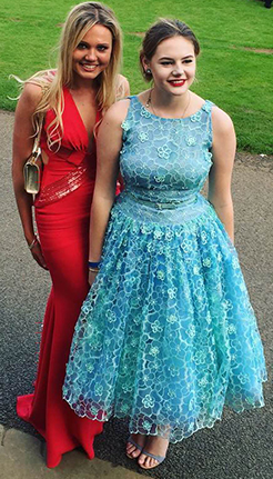 Дочь Оксаны Лаврентьевой Алина  в голубом ажурном платье