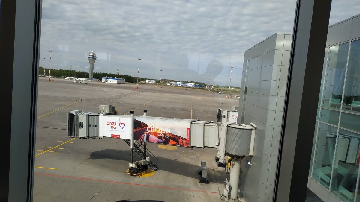 Ждем вылета в аэропорту Санкт-Петербурга